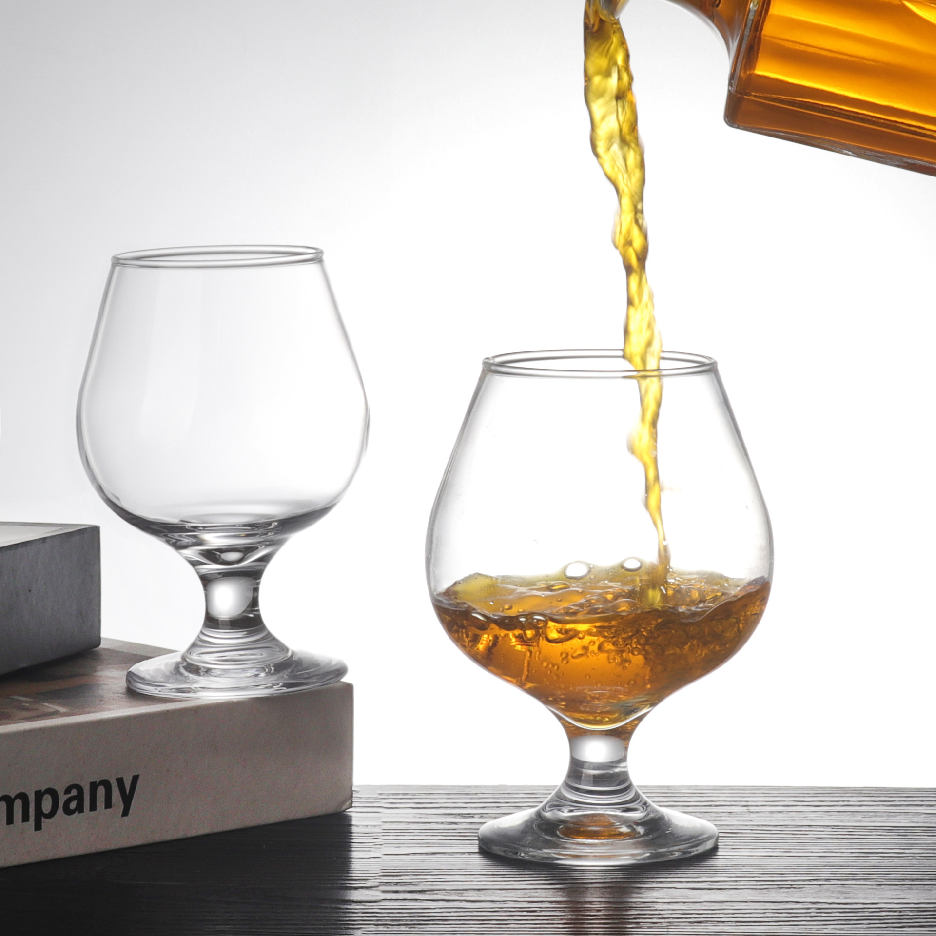 Thickened bar brandy glass, glass wine glass, white spirit glass, crystal glass, whisky glass, short-stemmed and big-bellied glass Specification drawing