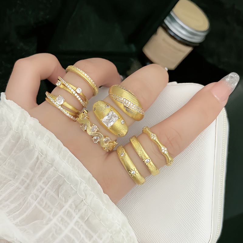 A simple and interlaced Italian retro brushed ring with a mid-style design, exuding a trendy and high-end vibe, is a niche index ring full figure