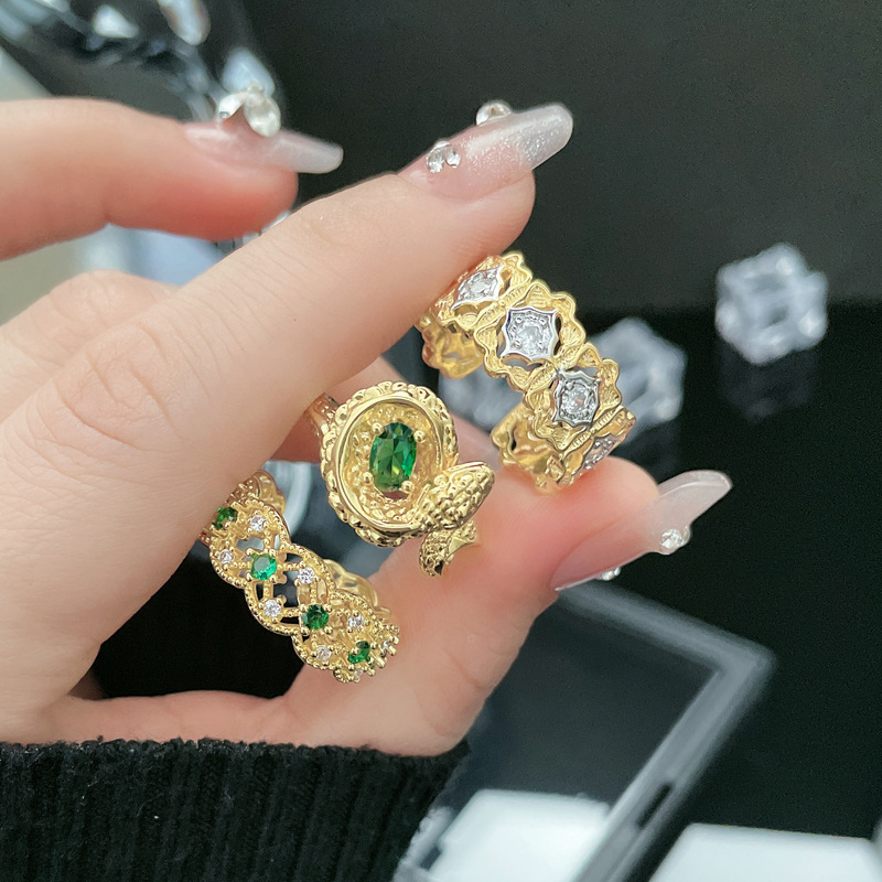 Cross-border European and American light luxury niche heavy industry green diamond Viper retro hollowed-out high-end style, court personality and temperament index ring Specification drawing