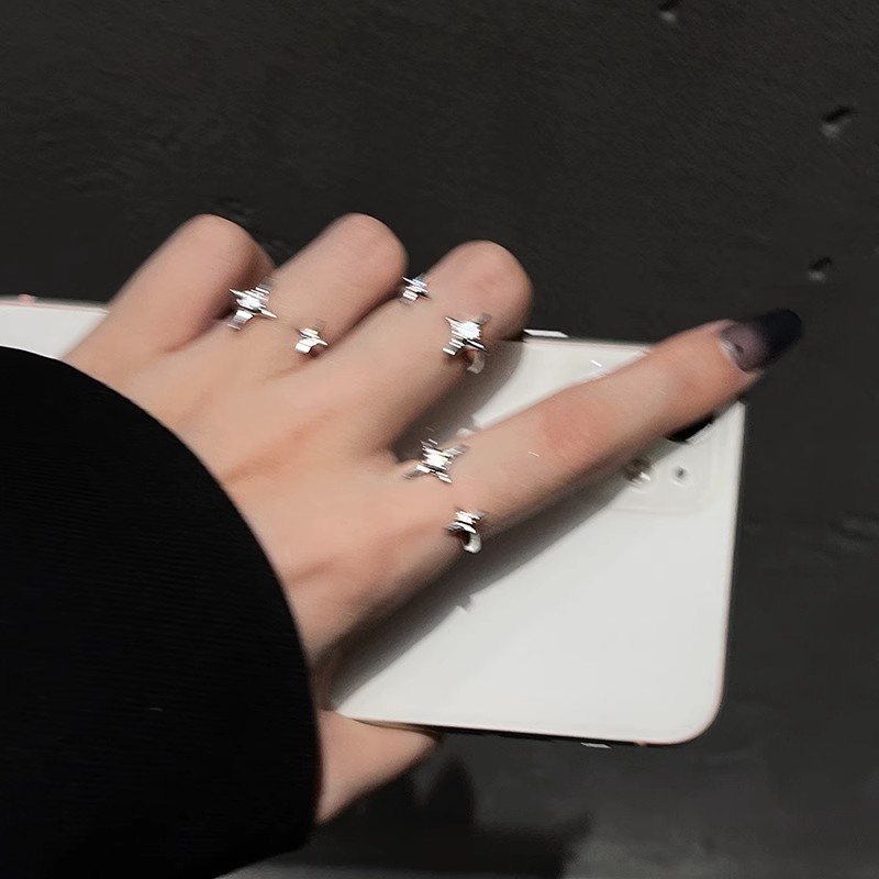 The pink heart-shaped zircon starlight ring is a unique and exquisite index finger ring designed by a Korean Internet celebrity. It is a light luxury open-top ring details Picture