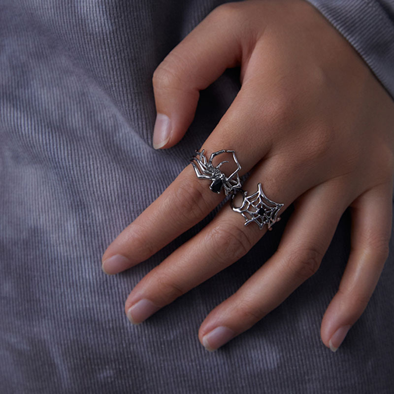The niche design Spider Shadow series black stone spider web open ring is a trendy, cool, individualistic and high-end neutral index finger ring for women Application Scenario