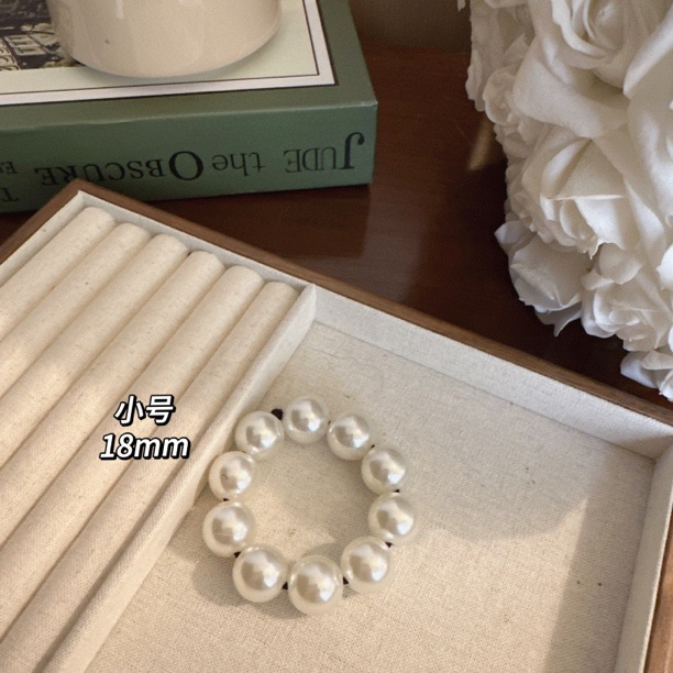 2025 New style pearl hair band, Korean hair band, women's high-end feel, exquisite leather band, ins style, high appearance level pearl bracelet Application Scenario