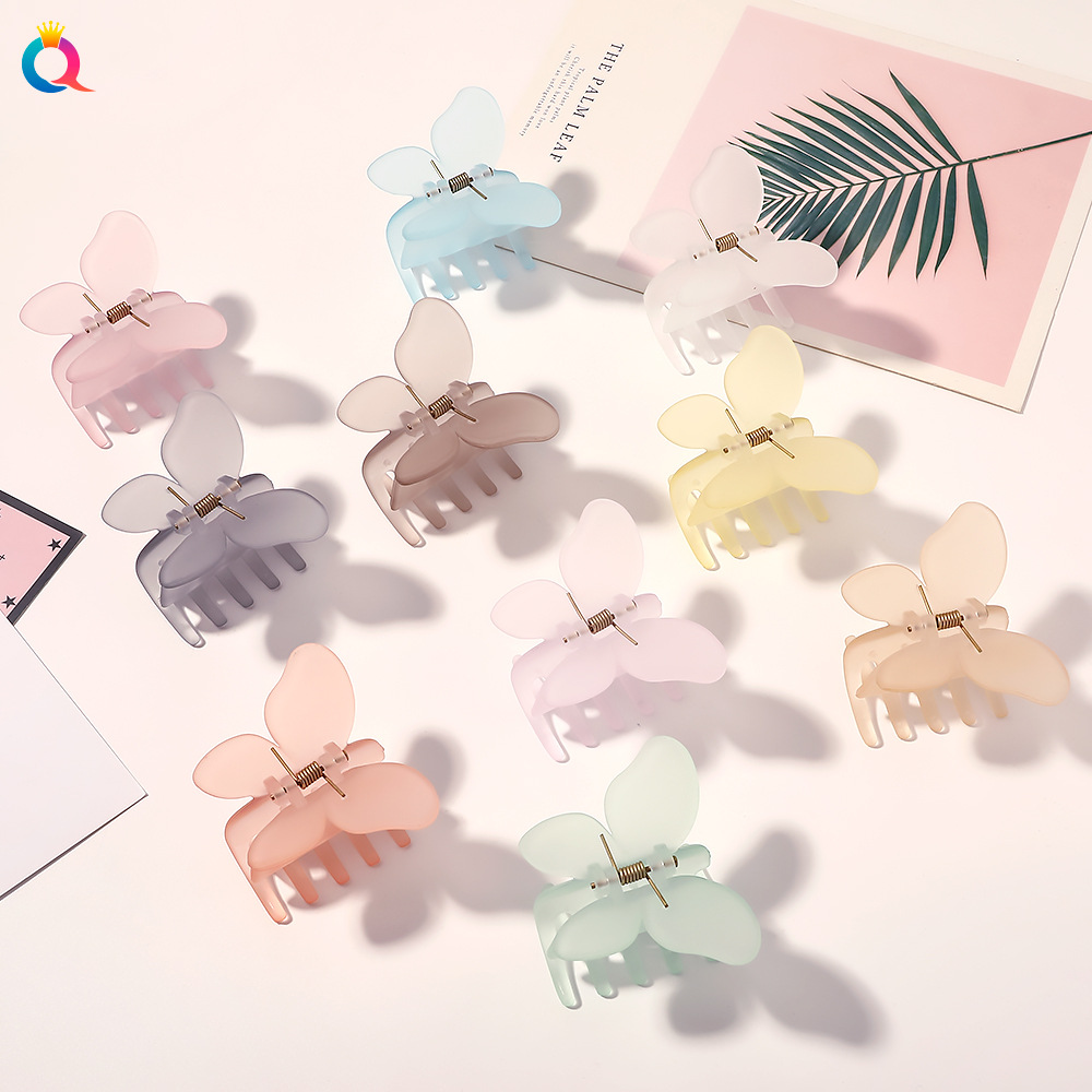 The Qiyue Korean version butterfly hair clip is elegant and stylish. It features a candy-colored matte claw clip with a shark clip on the back of the head full figure
