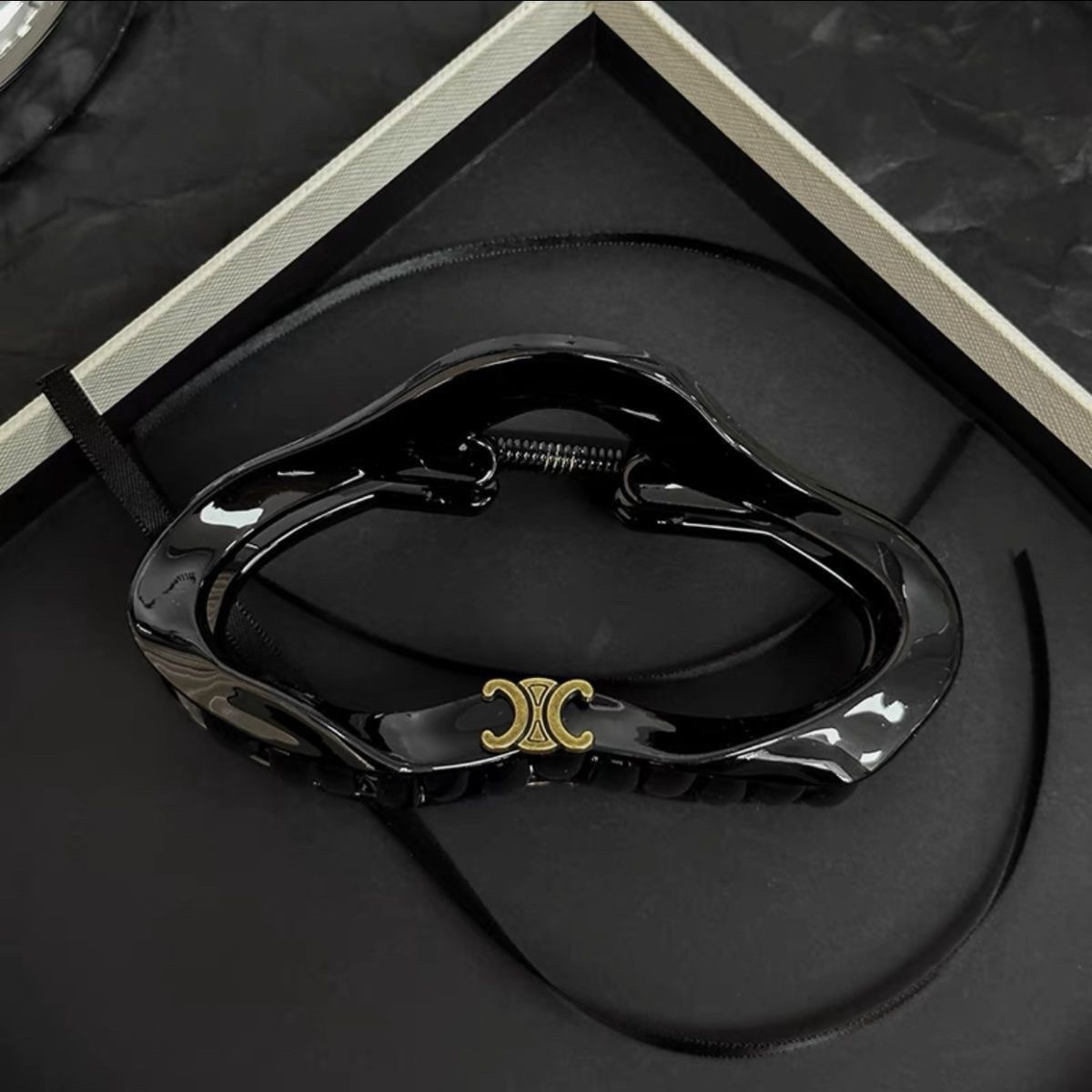 Arc de Triomphe letter acrylic cloud hair clip 2025 New style High-end feel, women's hair volume multi-plate hair clip and hair accessory Application Scenario