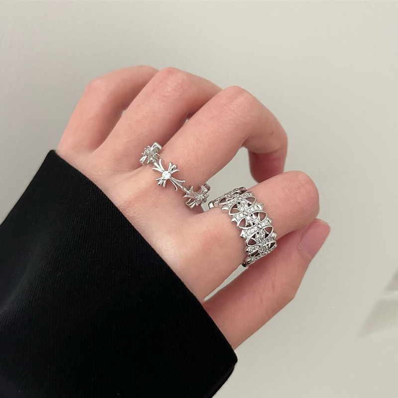 This is a stylish and light luxury cross-shaped ring with a versatile opening. It features a high-end, individualistic, cool and light luxury zircon ring full figure