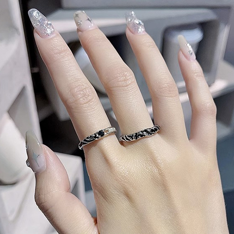 A minimalist and neutral ring from Europe and America, with a cold and elegant style. A French zircon dark and individualistic couple's ring details Picture