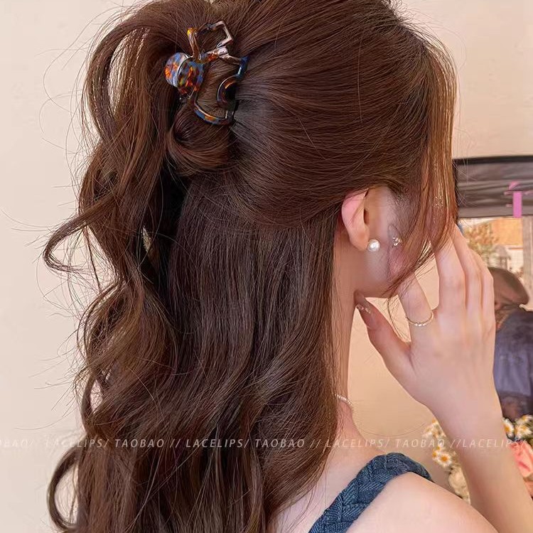 Leopard-print acetic acid puppy claw clip for women with a high-end look 2025 new shark clip high ponytail semi-tied hair bun, hair clip and hair accessory Application Scenario