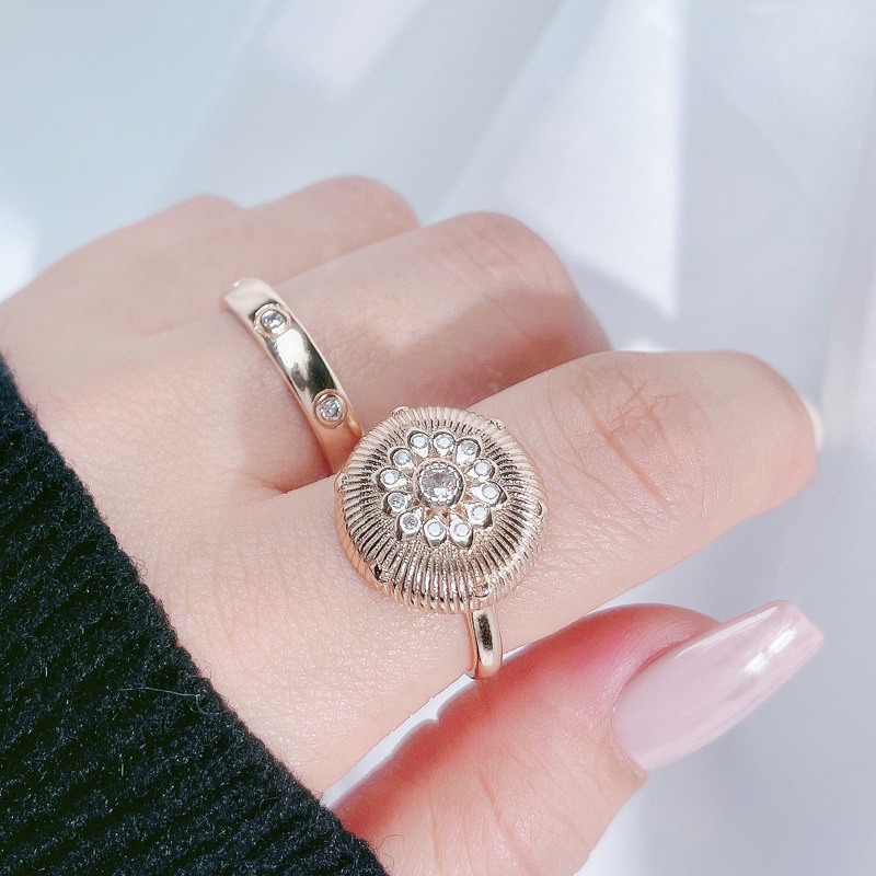 This simple and elegant brushed retro open-top ring exudes a high-end feminine charm. It is in rose gold with a niche design and a light luxury index finger ring full figure