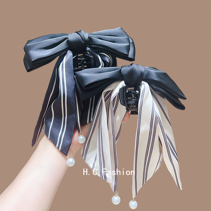 The new bow clip, with a high-end look at the back of the head and a stylish striped ponytail clip, is a versatile semi-tied hair accessory full figure