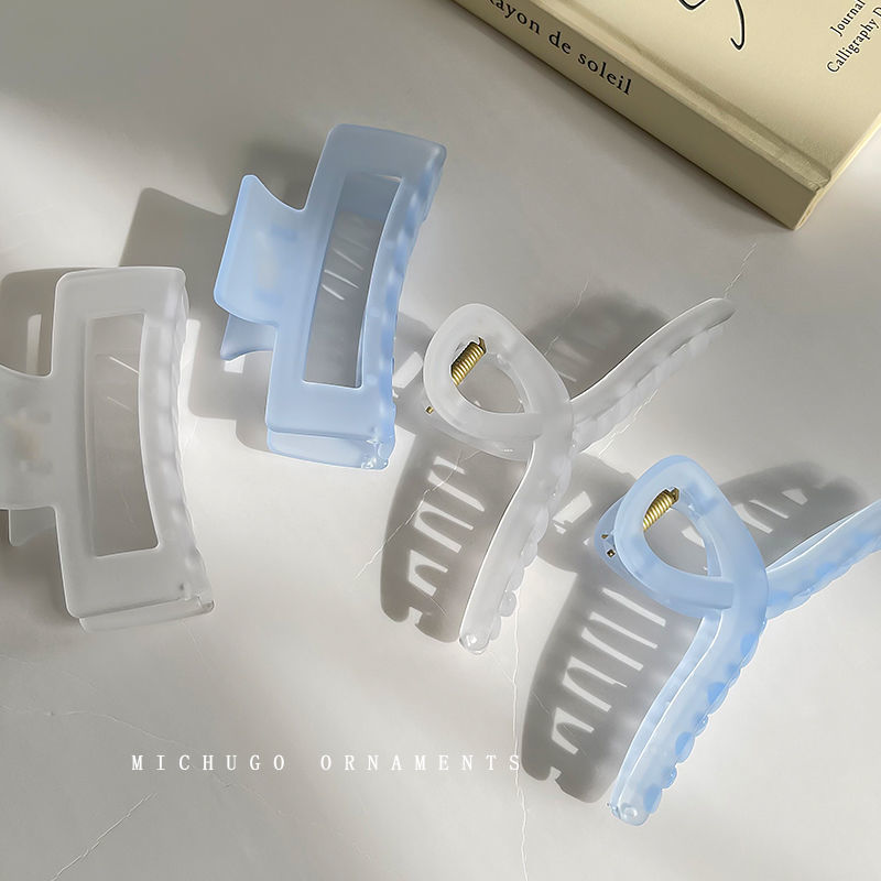 The new 2025 transparent blue hair clip from South Korea features a high-end matte finish and a simple yet elegant shark clip at the back of the head Specification drawing