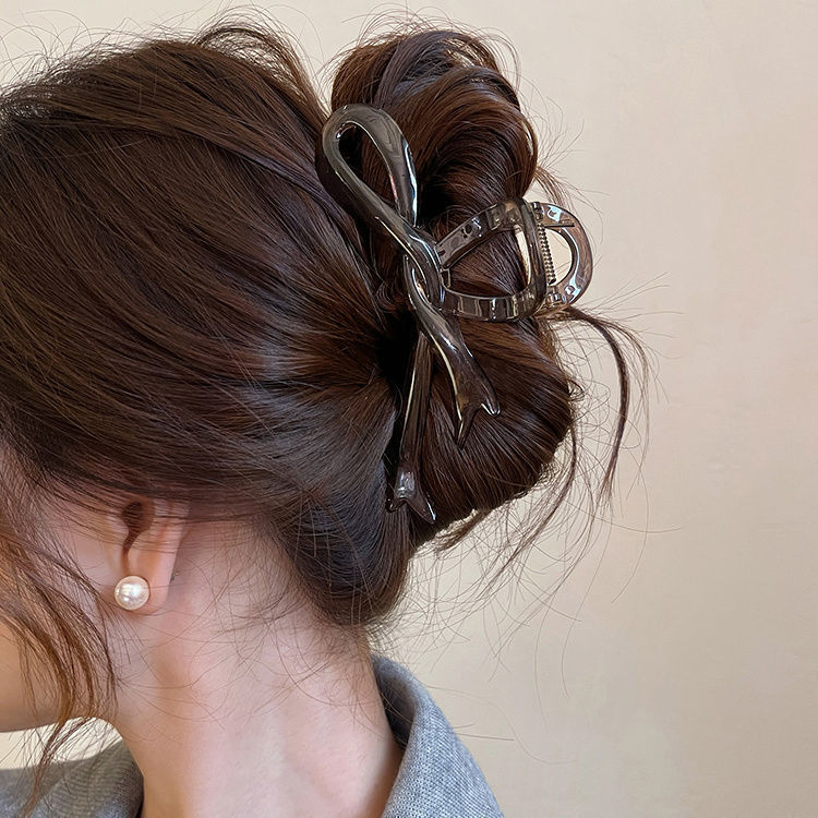 Simple ribbon bow clip large hairpin for women 2024 new style high-end shark clip hair accessory at the back of the head Application Scenario