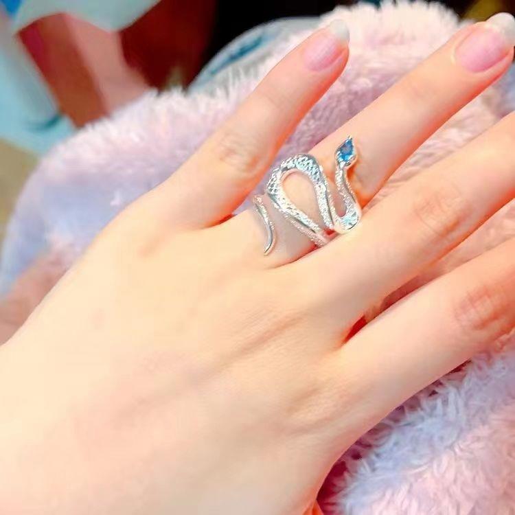 The Topaz Spirit Snake ring is a trendy, cool, and stylish female student ring with a cold and unique high-end feel. It's a light luxury and simple design Application Scenario