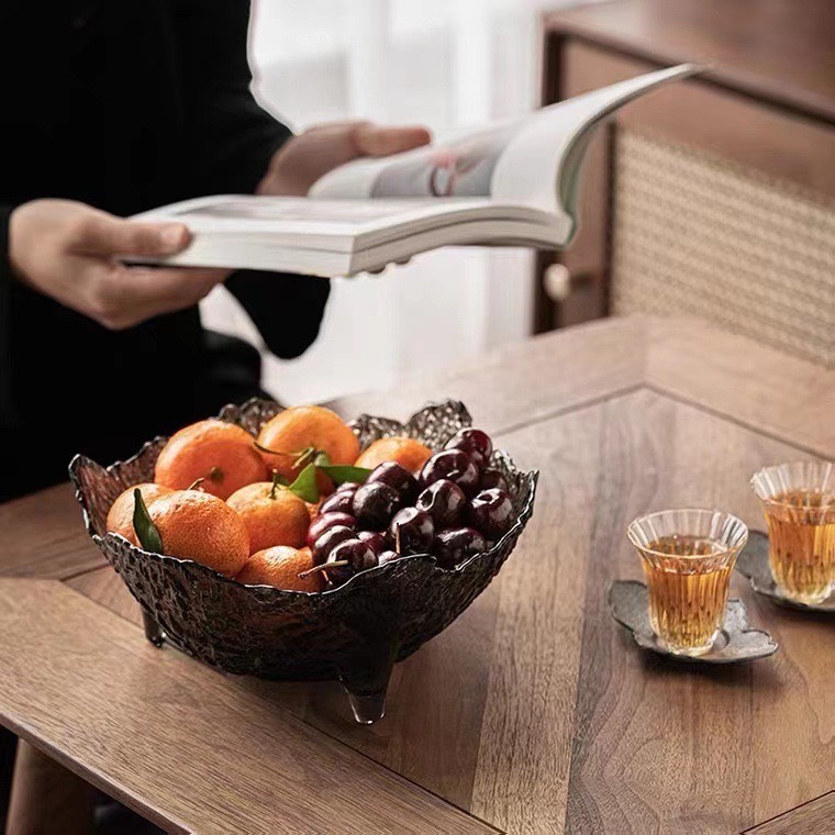 Factory wholesale hammer-patterned wave-mouth ice platters, original color glass irregular high-grade gray fruit household fruit platters, salad bowls Application Scenario