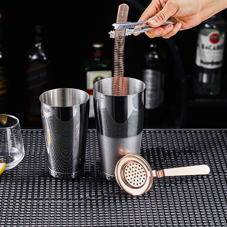 304 stainless steel cocktail ice filter, cocktail ice separator, ice separator filter, ice strainer, mixing cup, bar Application Scenario