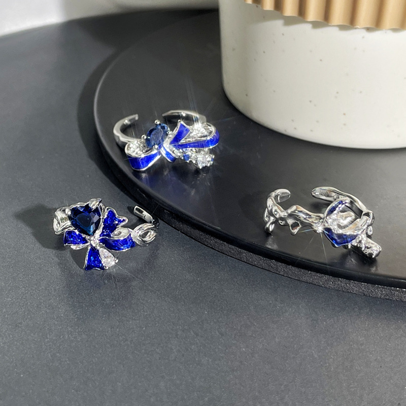 A unique blue heart-shaped glazed bow open ring with a distinctive European and American style, a trendy and fashionable ring for women on Instagram Application Scenario