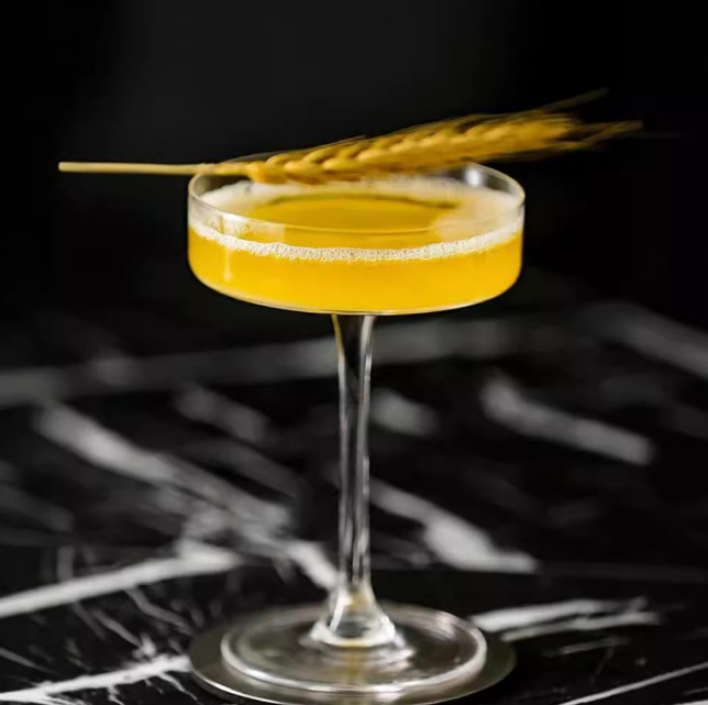 Creative new cross-cut Martini glass, triangular Martini glass, classical cocktail glass, cocktail crystal glass Specification drawing