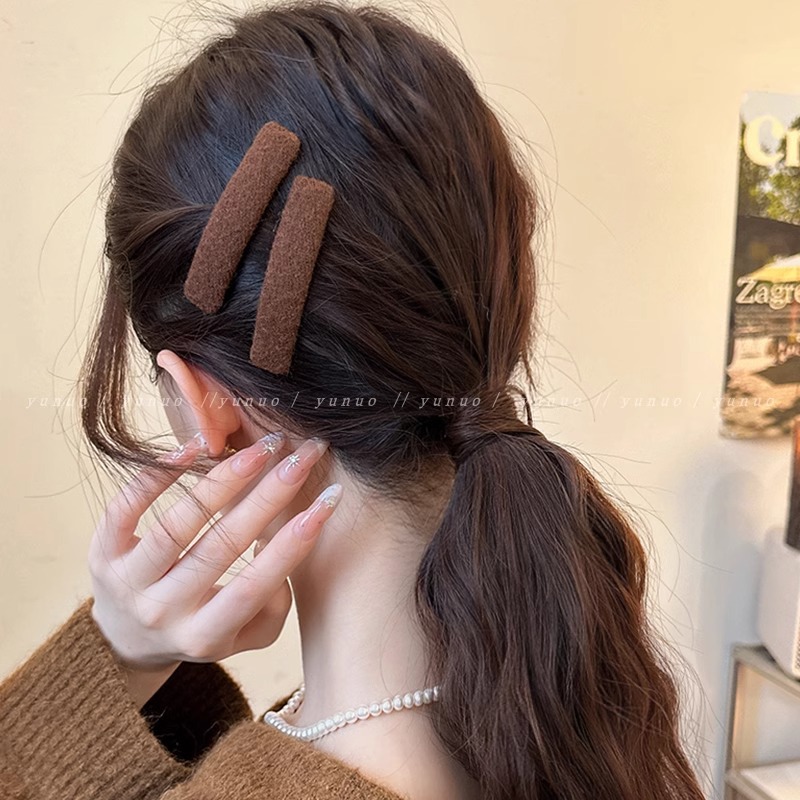 A pair of retro Korean autumn and winter hair clips, women's side clips, side bangs clips and headwear, 2025 new style forehead bb clips Application Scenario