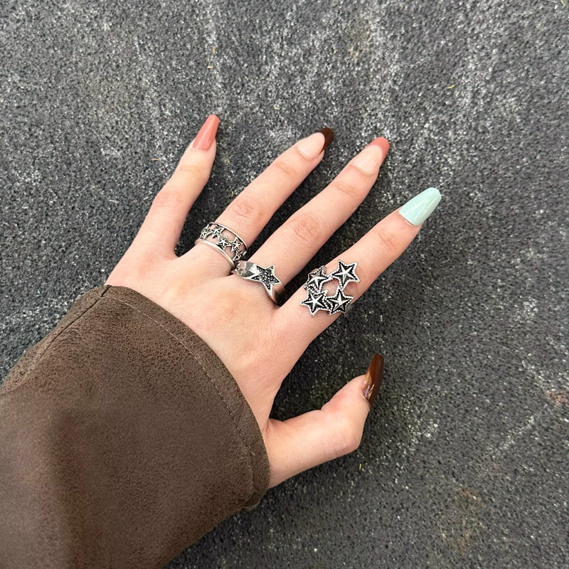 This Korean retro five-pointed star ring is exquisitely stacked and features a niche open-top design on the index finger ring. It has a cool and cool style Application Scenario
