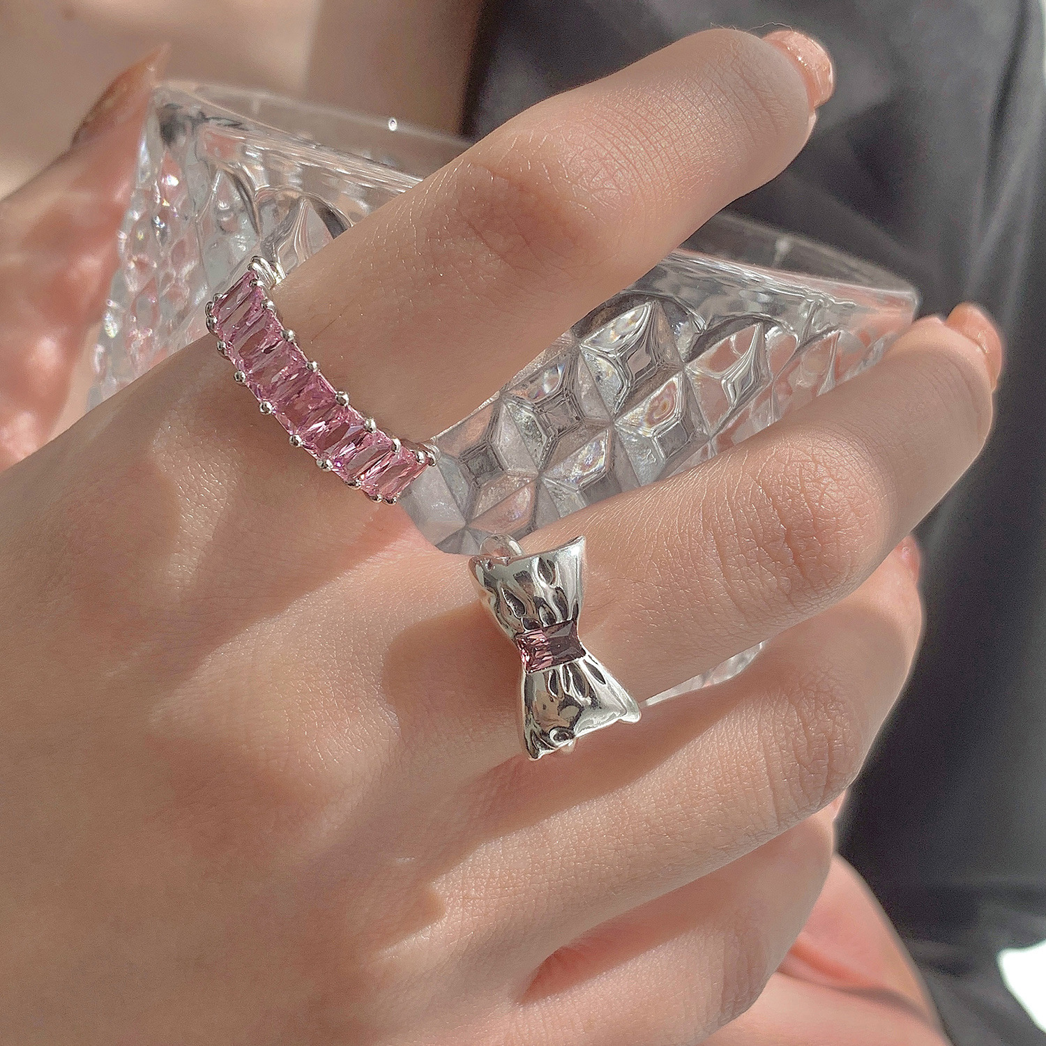 A niche design with a high-end feel, pink diamond zircon bow open ring, a light luxury and cold style for women, and a sweet and cool personality full figure