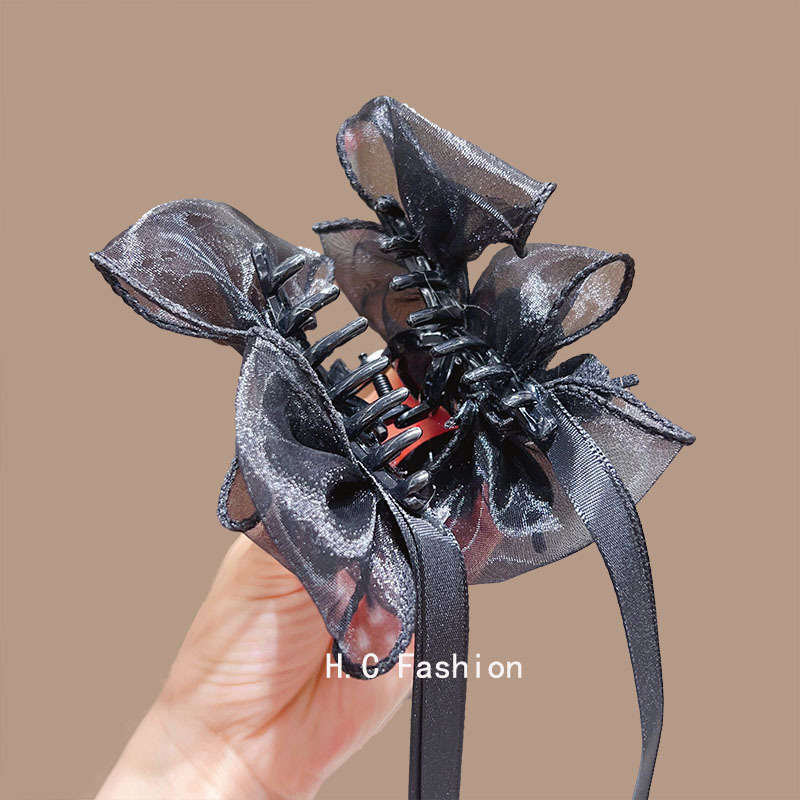 The AB side bow ribbon grab clip exudes a high-end and sweet vibe. The back of the head is a braid with a shark clip and a princess side hair clip Application Scenario