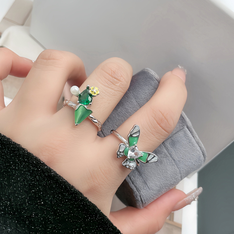 The light and fresh mint green drip glaze open ring is unique, fashionable and cold in style, with a butterfly design sense, making it a trendy ring full figure