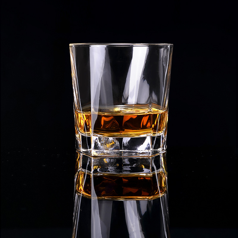 Lizun thick-bottomed water cups, five-pointed cups, transparent glass beer mugs, juice drink cups, restaurant, bar and KTV foreign wine glasses Application Scenario