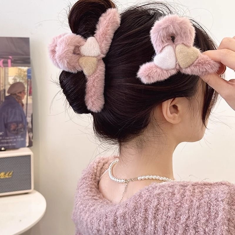 Autumn and winter love plush hair clips, furry hair clips, Korean cute back head updo hair clips, large hair clips, shark clips Specification drawing