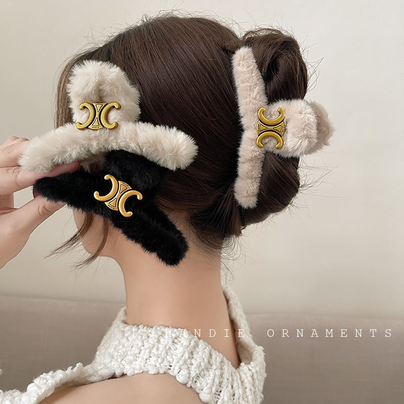 Retro Triumph Gate hair clips, spring and summer hair accessories, high-end and niche Maillard style plush grab clips, girl shark clips Application Scenario