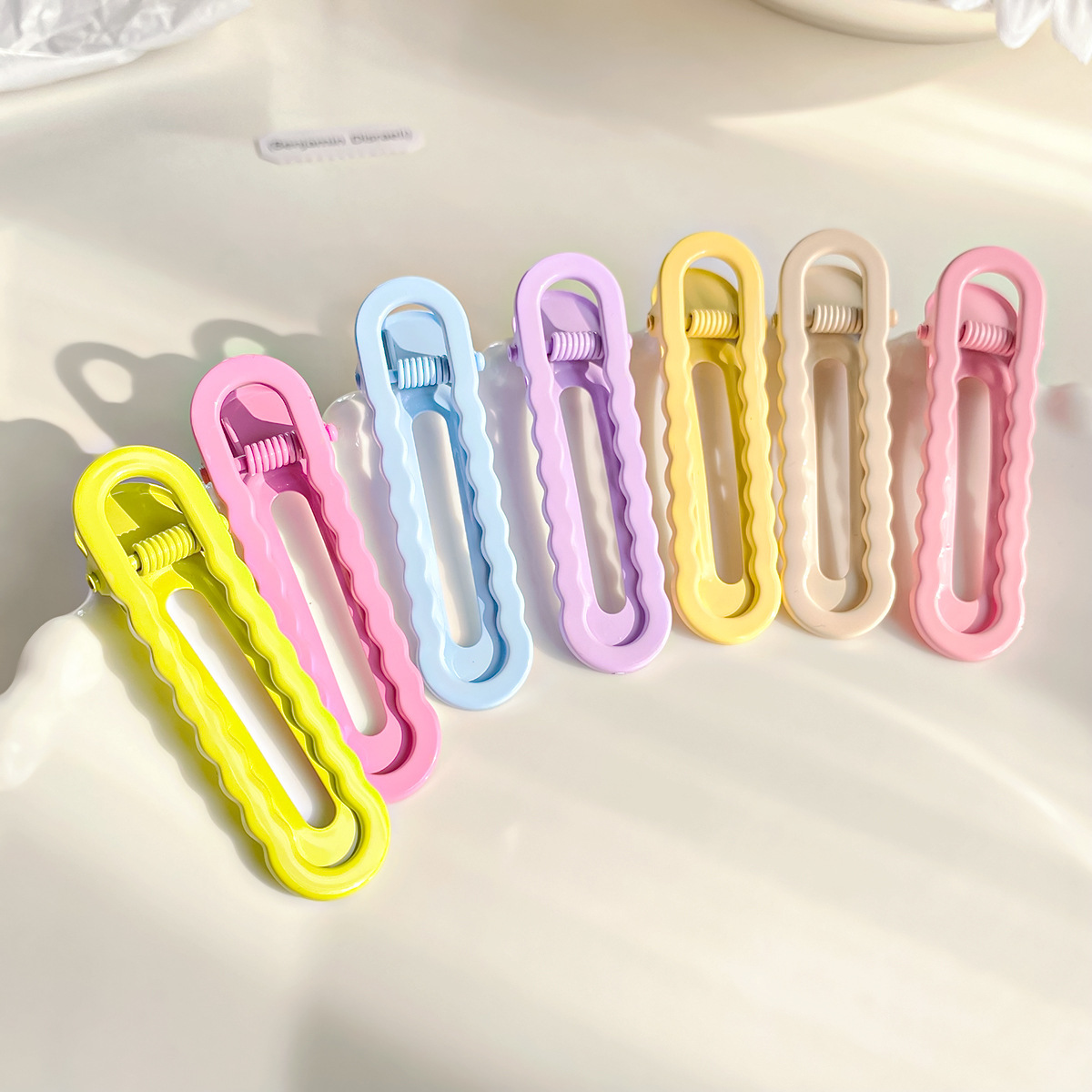 High-quality, seamless hair clips with baked paint, wavy edge U-shaped clips, candy-colored cute girl side bangs clips, diy hair clips Application Scenario