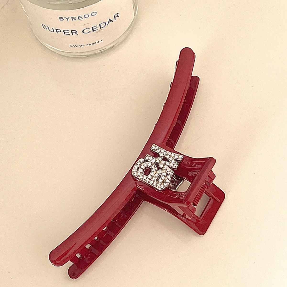 Red letter hair clips for women's spring and summer, a unique and exquisite hair accessory with a high-end feel, and a small Chanel shark clip Application Scenario