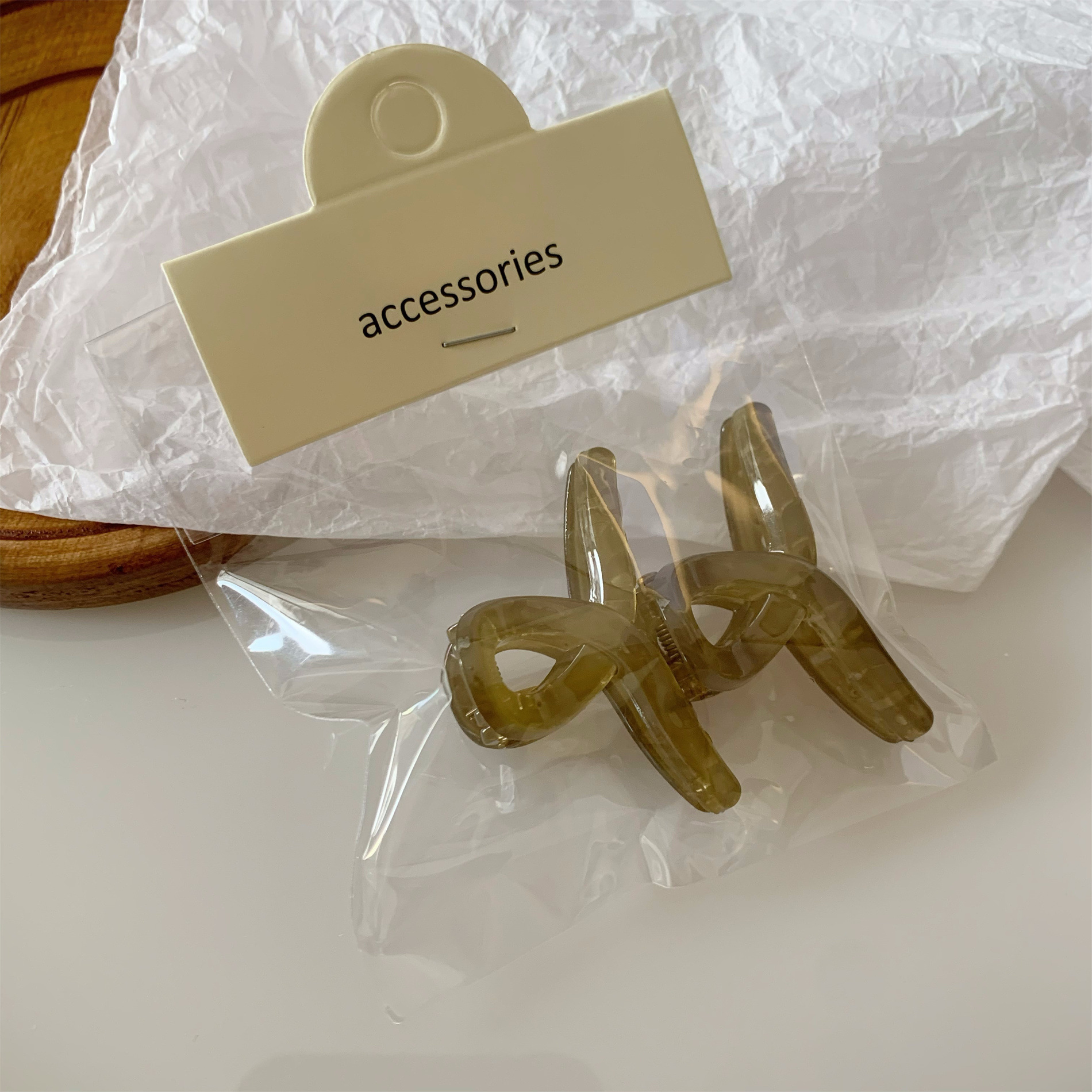 Simple heart-shaped gripper 2025 new style acrylic hair clip, hair accessory, high-end bangs clip, small shark clip, top clip Application Scenario
