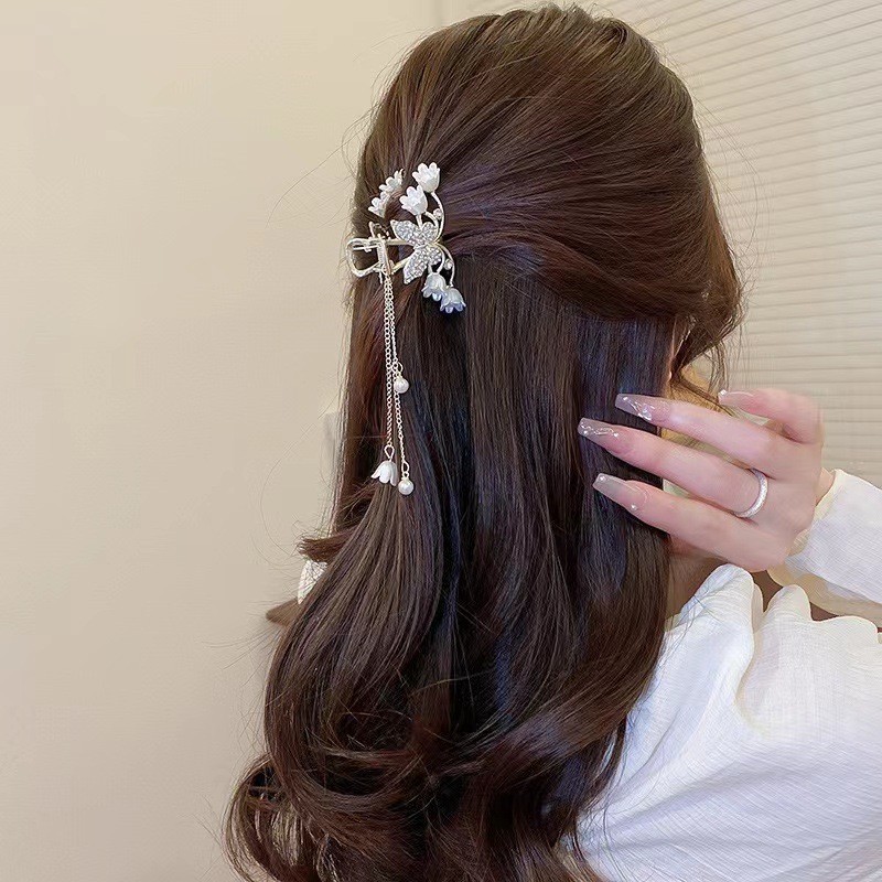 White lotus pearl high ponytail hair clip, small claw clip at the back of the female head, semi-tied hair fixing magic tool, step swing tassel claw clip details Picture