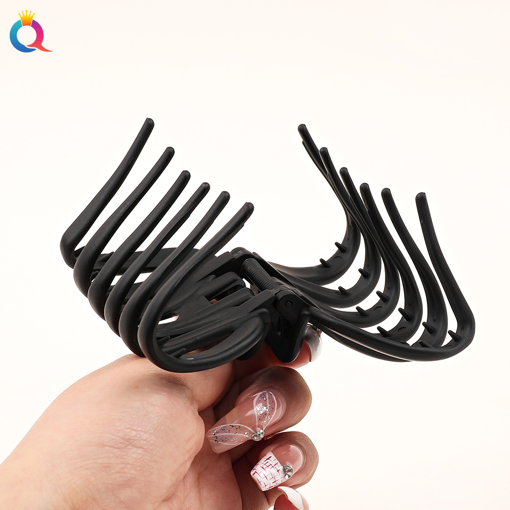 Qiyue Cross-border Amazon ABS simple wavy hair clips, updo hair clips, shark clips, women's hair accessories and headwear wholesale Application Scenario