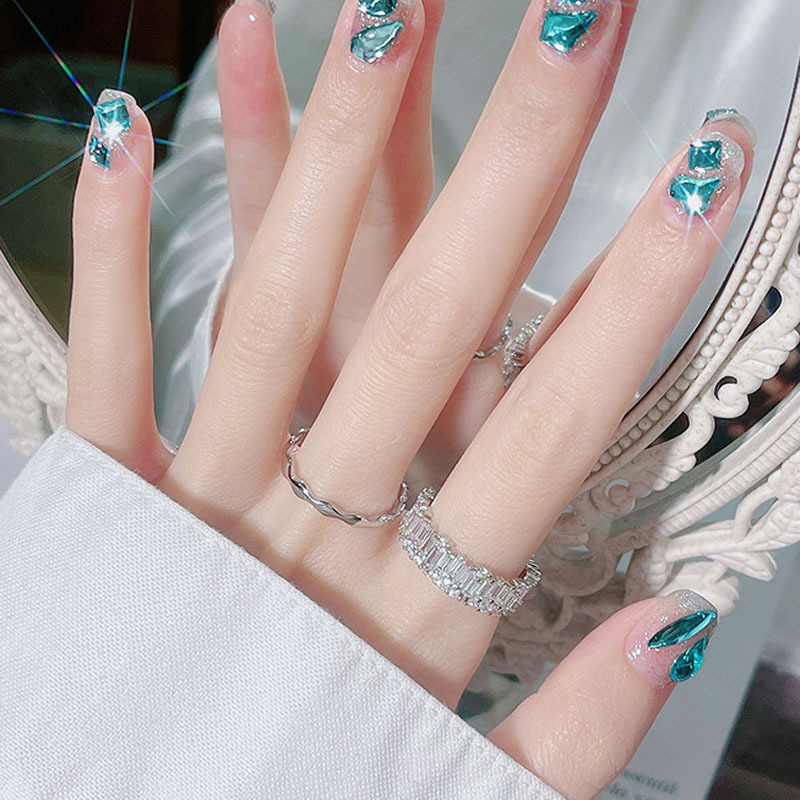 A light luxury and niche design, zircon full diamond open ring, exuding a sense of high-end elegance for women, and a minimalist and cool style on Instagram Application Scenario
