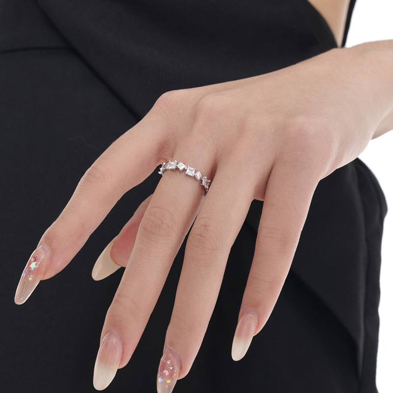 A minimalist and cold style open-top ring for women, featuring a layered zircon cube design with an exquisite and niche look, exudes a sense of sophistication Specification drawing