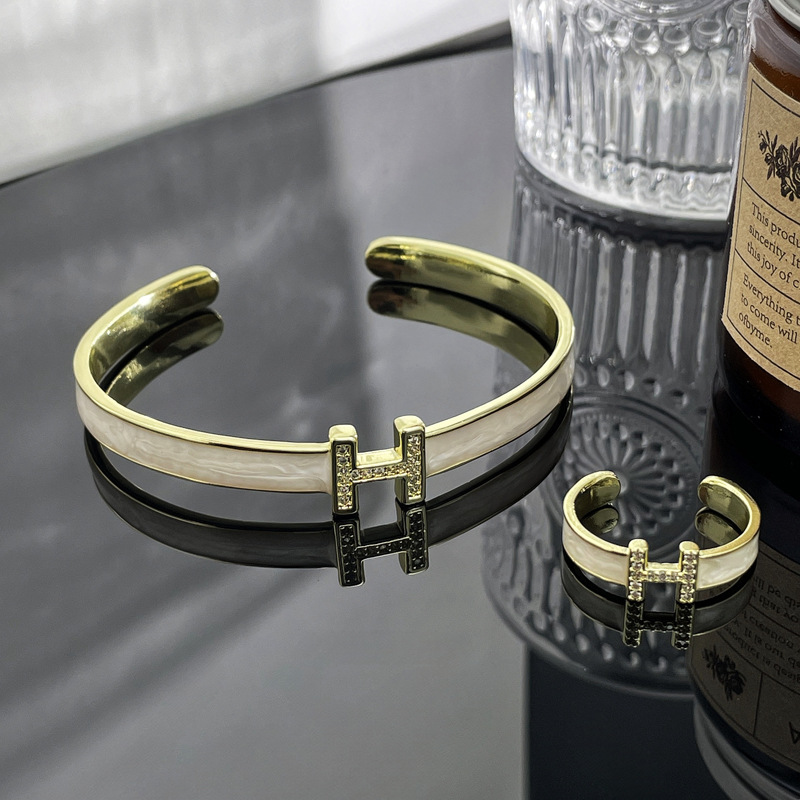 The elegant letter open bracelet is a light luxury, niche and exquisite bracelet, exuding a sense of sophistication for children. The new 2024 bracelet accessory is trendy and cool Specification drawing