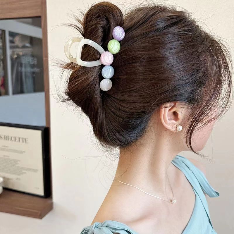 The new moonlight bead claw clip exudes a high-end and sweet charm. It features a half-tied hair clip at the back of the head and a high ponytail hair clip as a headpiece Specification drawing