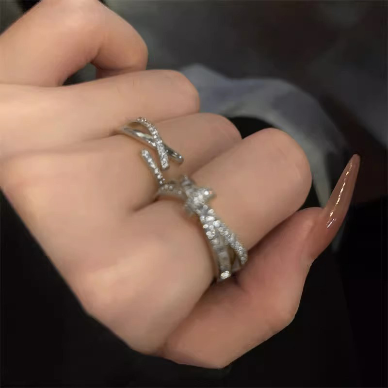 The cool style ring is an Instagram student niche design with micro-inlaid zircon, exuding an exquisite and high-end feel. It's a new trend in 2023 full figure