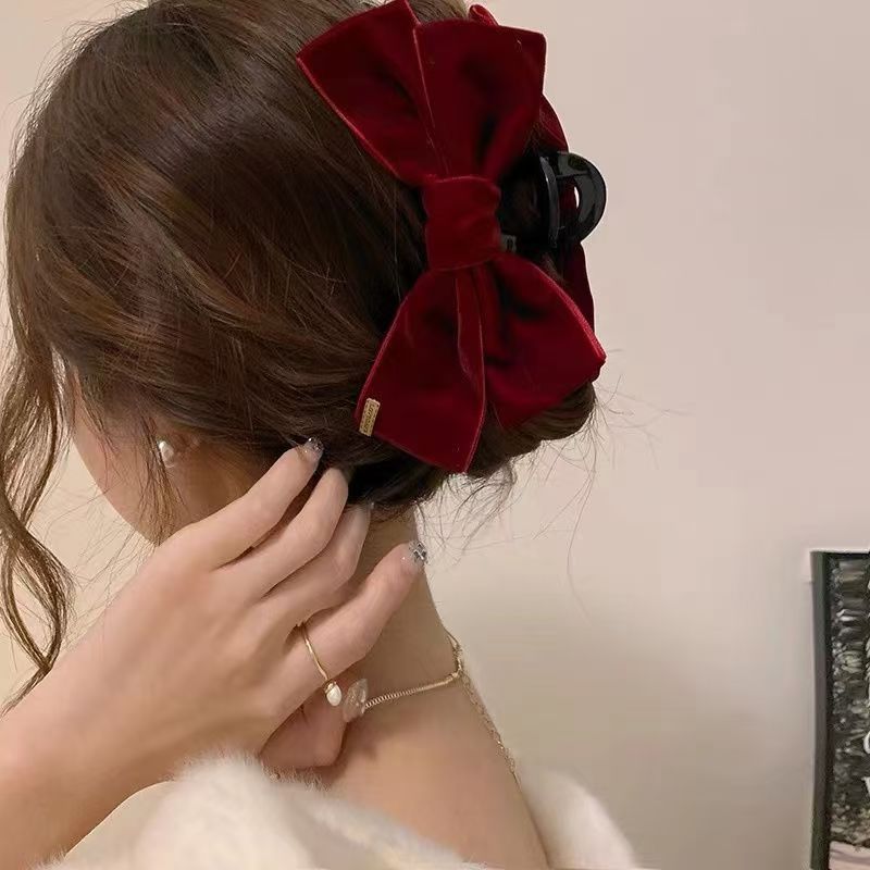 Retro black velvet bow hair clip for women's autumn and winter, new trendy bun hair clip, shark clip for the back of the head Application Scenario