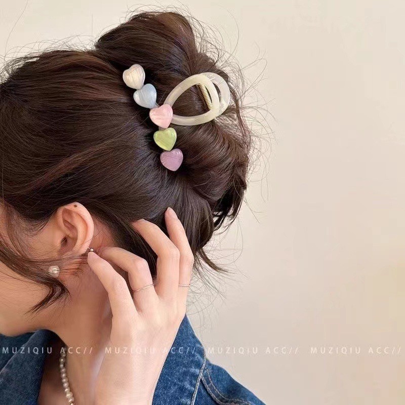 The new moonlight bead claw clip exudes a high-end and sweet charm. It features a half-tied hair clip at the back of the head and a high ponytail hair clip as a headpiece Application Scenario