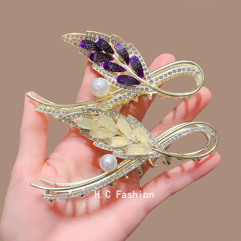 The high-end phoenix-tail feather grappling clip exudes a light luxury and elegant charm. The back of the head is coiled with shark clips and hairpins details Picture