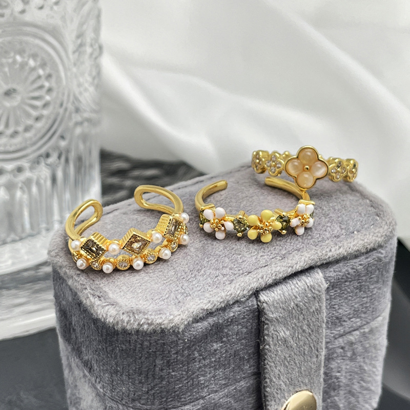 A high-end double-layer pearl-set open-mouth ring with a light luxury and niche feminine charm. A sweet and cool floral enamel index finger ring trend full figure