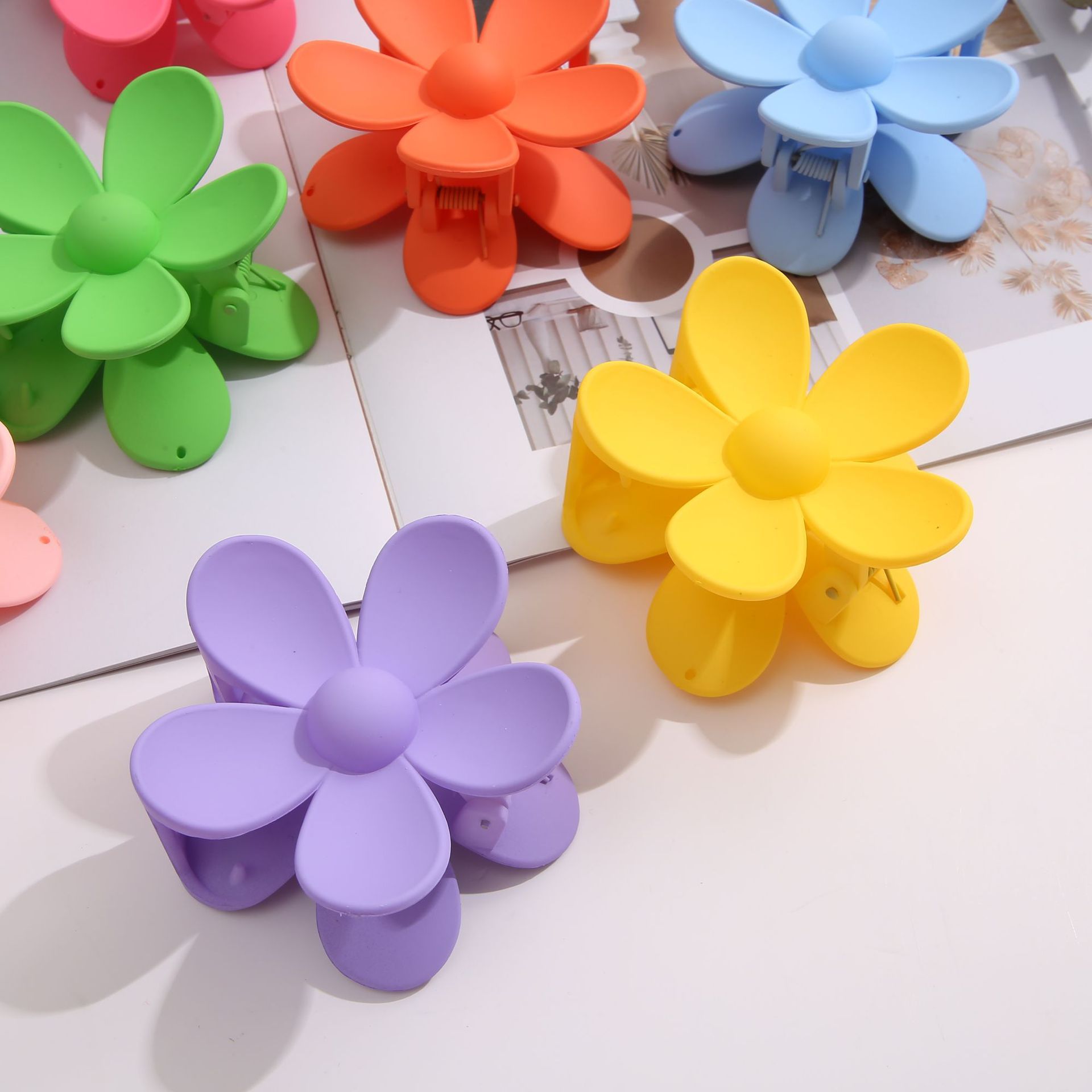 Cross-border acrylic flower grabber, large matte sugar fruit color hair clip, high-end look, back of the head updo shark clip Application Scenario