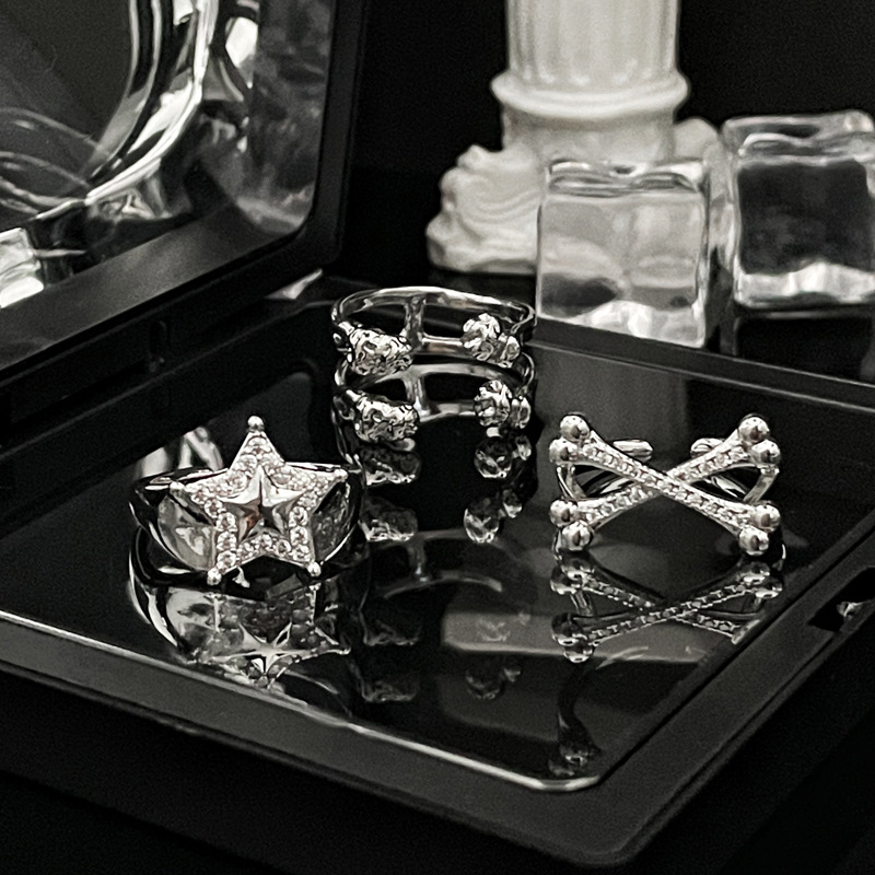 A retro and fashionable open-top ring with a simple and unadorned Japanese and Korean style, featuring a star-shaped cross geometry and an irregular temperament Application Scenario