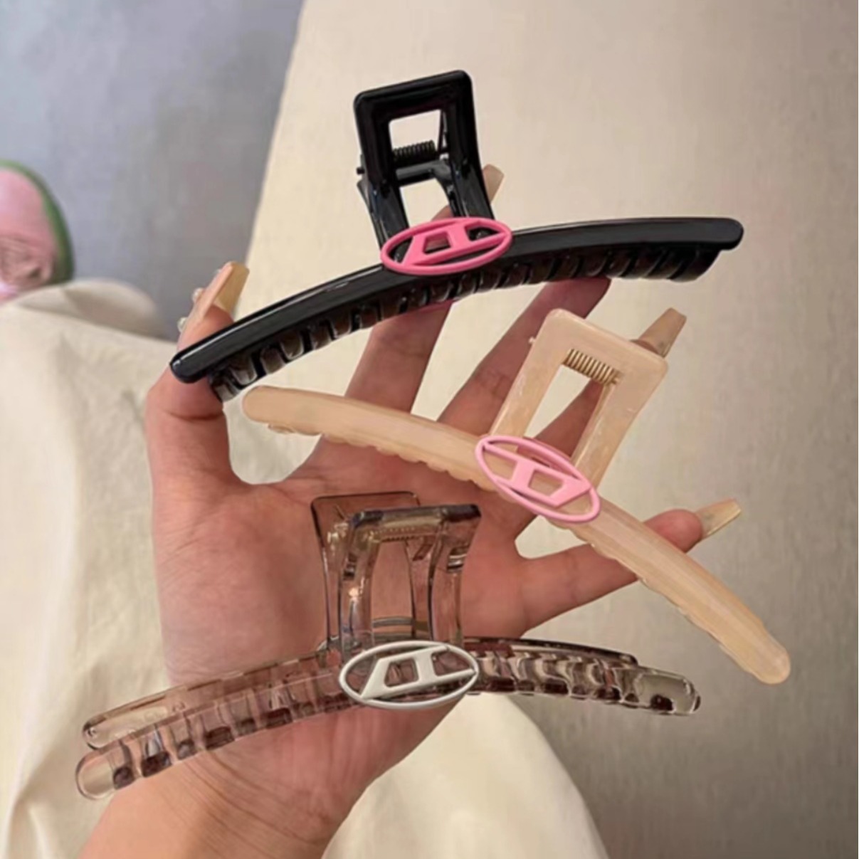 Extremely simple and high-end design, one-character scratch-off female supermodel velvet letter hair clip, large back of the head shark clip Application Scenario