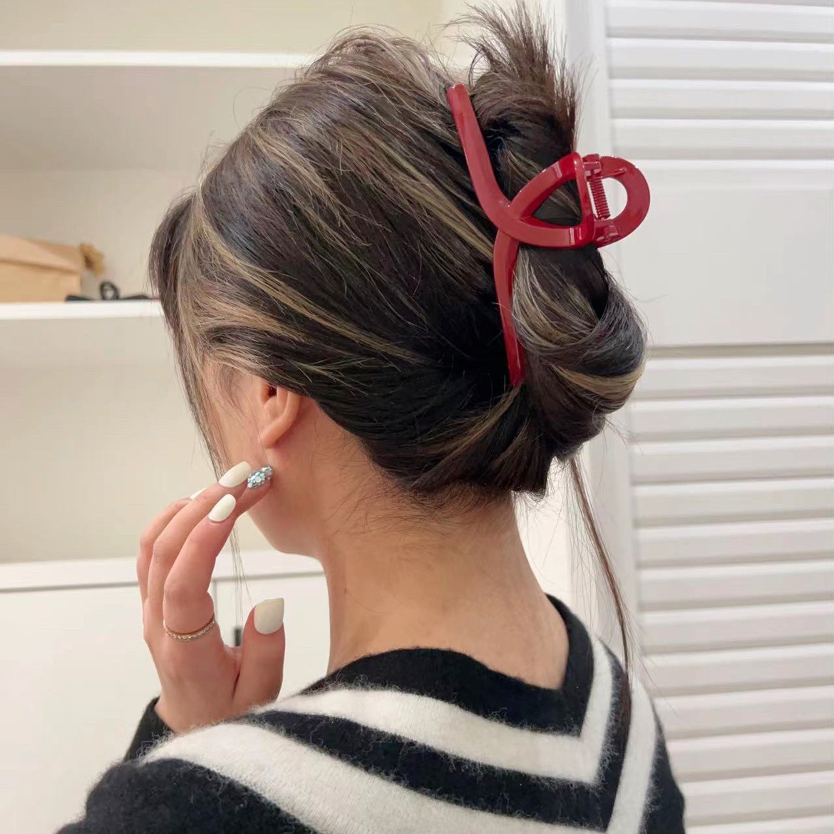 Christmas red hairpin for women, summer high-end, exquisite large shark clip, back of the head, updo hair clip, hair accessory Specification drawing