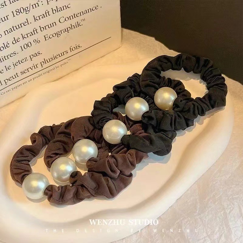 Pearl large intestine hair band, simple and elegant hair tie, women's high school elastic and durable rubber band, women's bun hair tie, head accessory Application Scenario