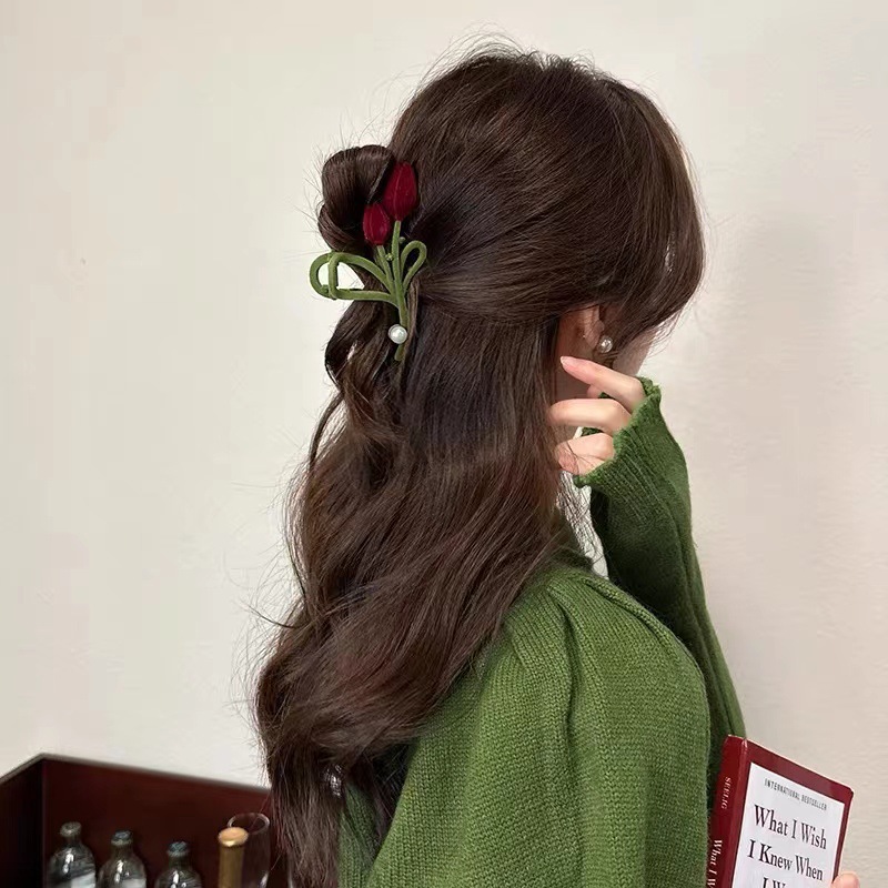 The 2025 new tulip flower hair clip features a high-end Korean design with a velvet shark clip at the back of the head Application Scenario