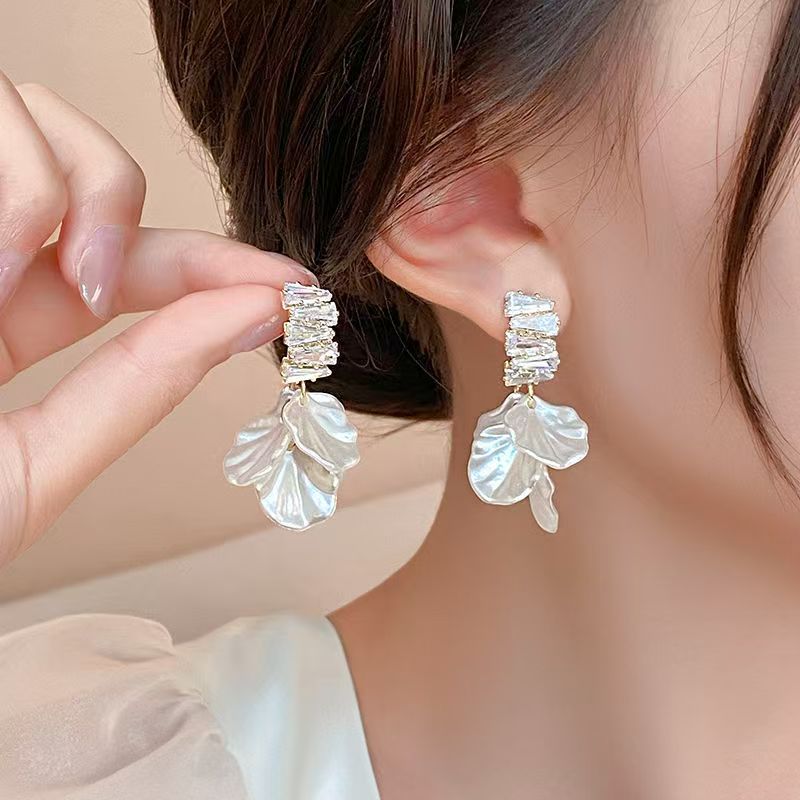 Shell flower earrings for women, 2025 new style earrings, niche design, elegant and refined stud earrings full figure