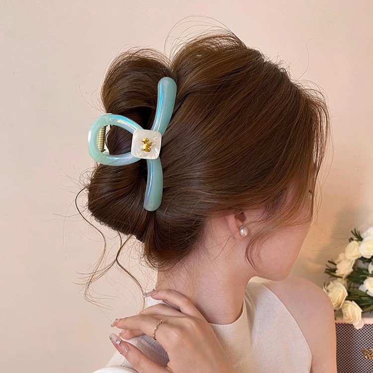 High-quality, clear and transparent dog claw clip with a high-end feel. The back of the head is a shark clip with a 2025 new exquisite hairpin headwear Application Scenario